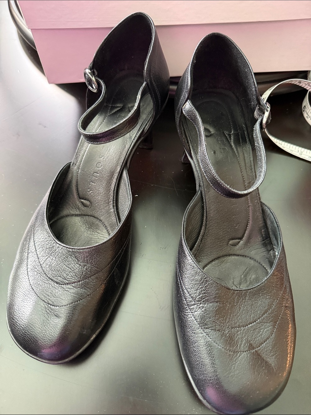 Black leather sandles with heels and strap